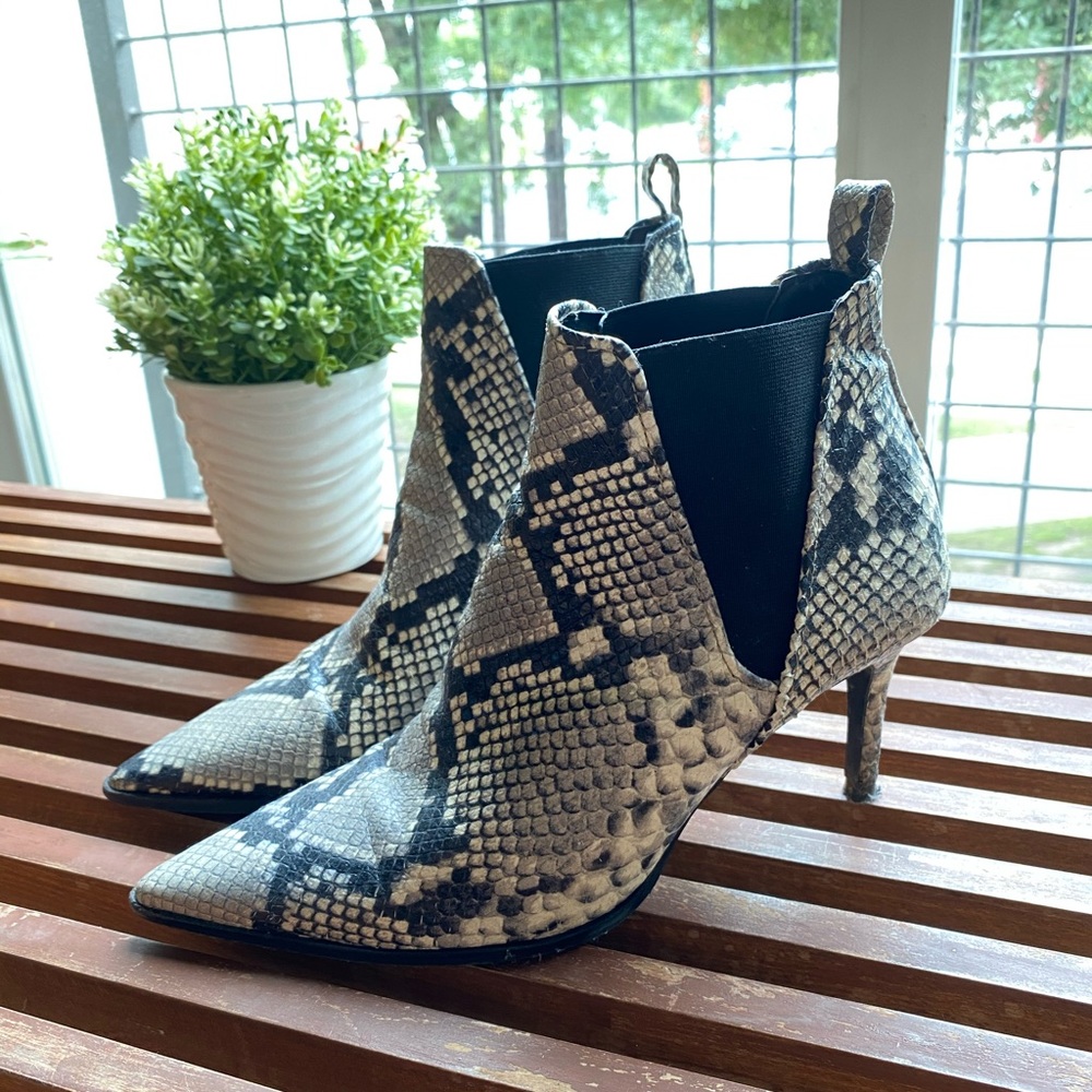 Zara woman black white snake skin boots size 39